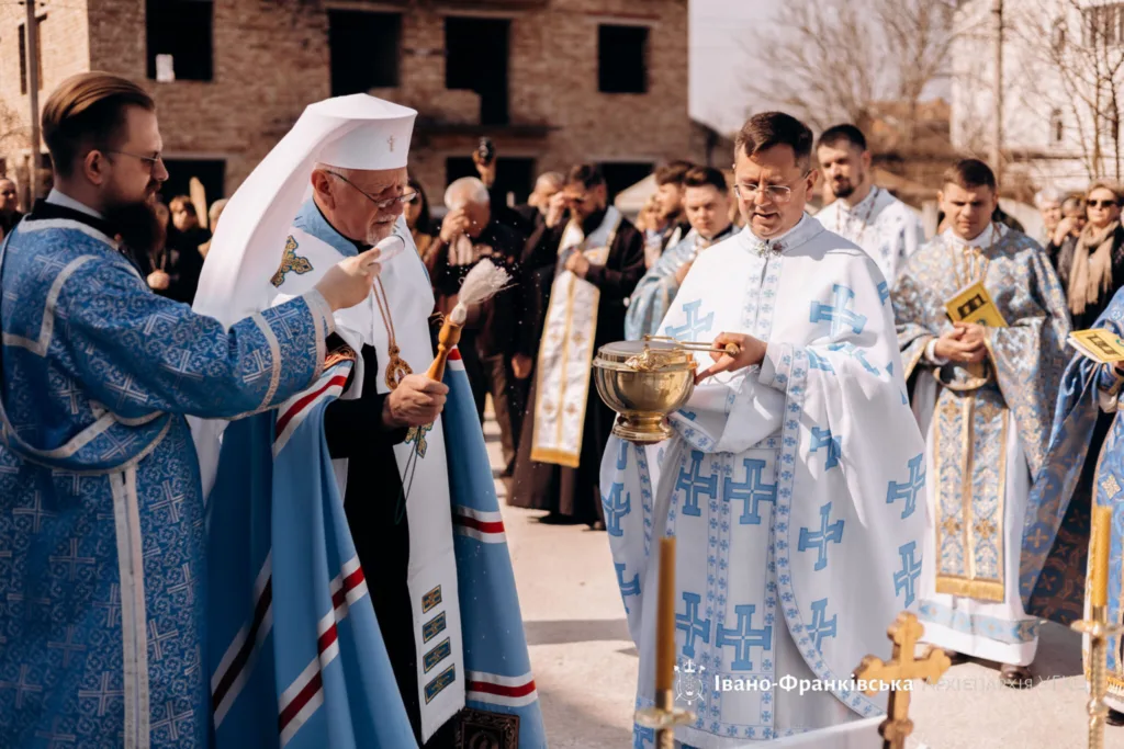 Освячення храму священниками в блакитних ризах