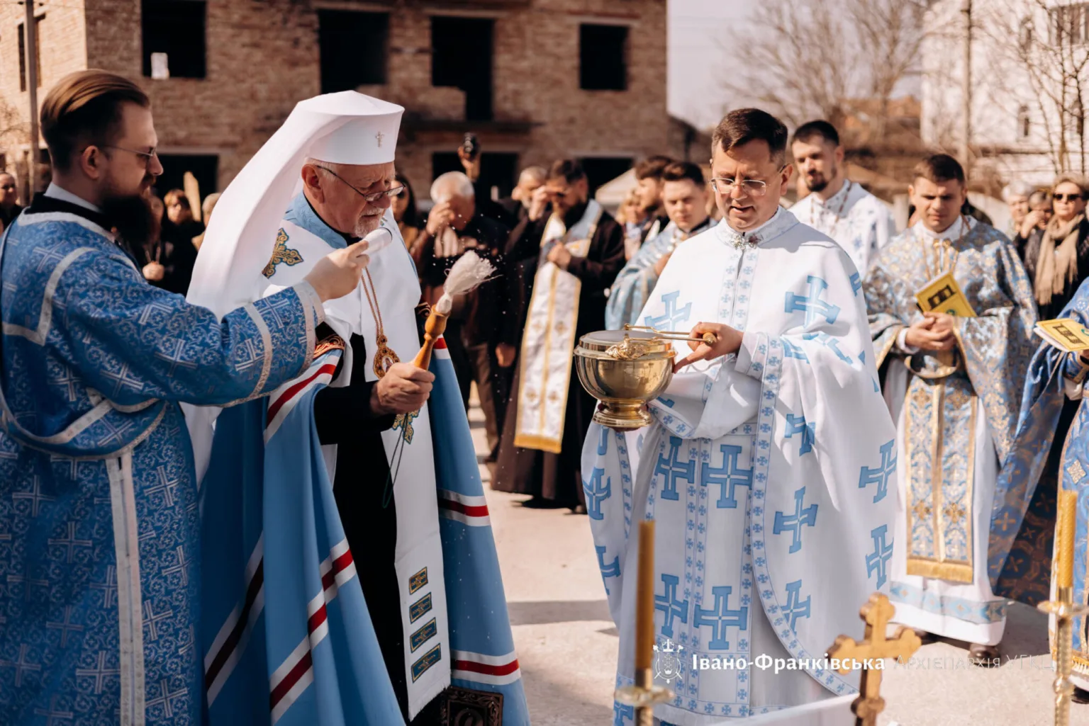 Освячення храму священниками в блакитних ризах