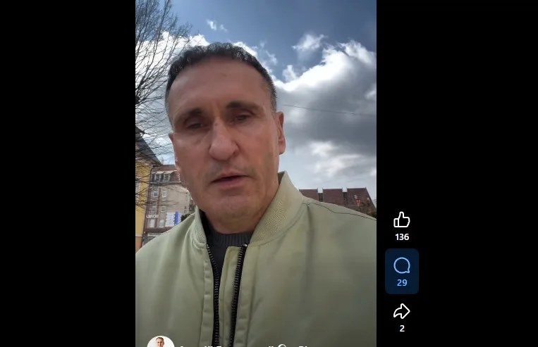 Чоловік записує відео надворі під хмарним небом