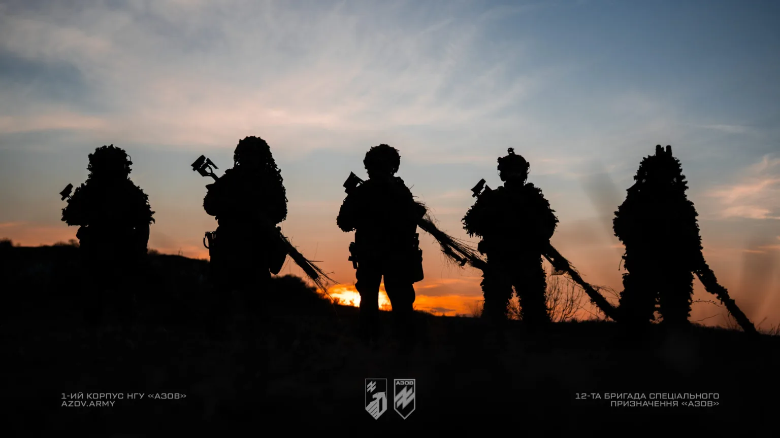 Солдати на заході сонця у бойовому спорядженні