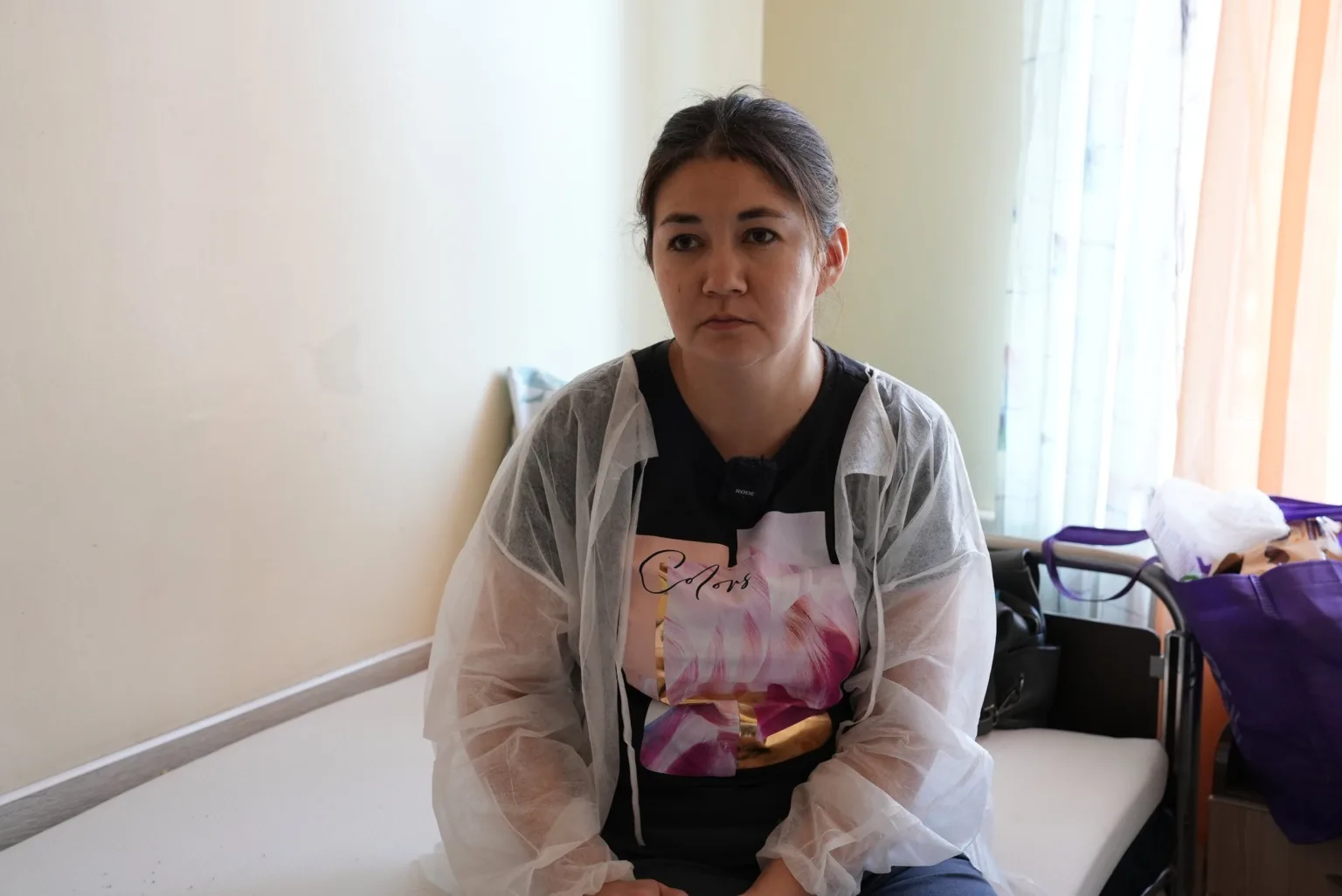 Жінка сидить у лікарняній палаті