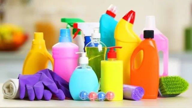 Засоби для прибирання та миття у кольорових пляшках