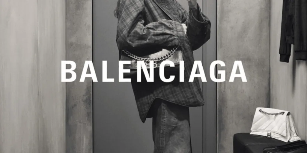 Модна реклама сумок Balenciaga в інтер'єрі