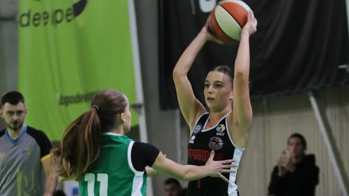 Жіночий баскетбольний матч у спортзалі