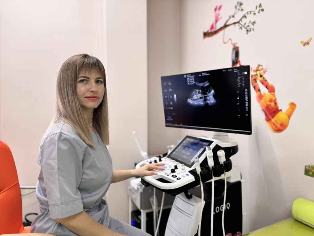 Лікар проводить УЗД-дослідження у медичному кабінеті