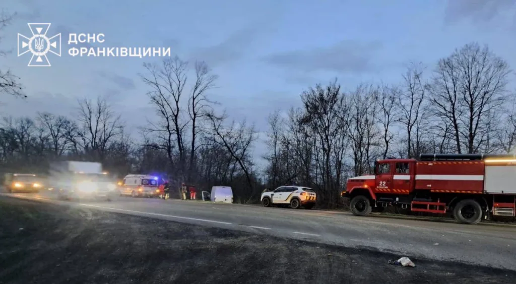 Рятувальники ДСНС біля місця ДТП на трасі