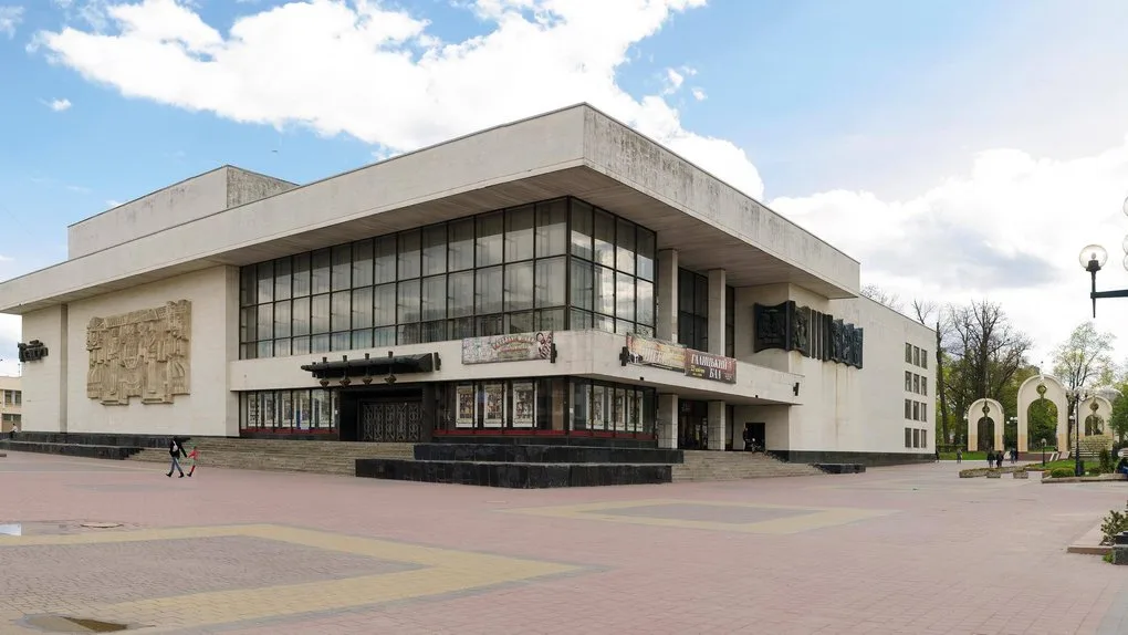 Сучасна будівля театру у центрі міста