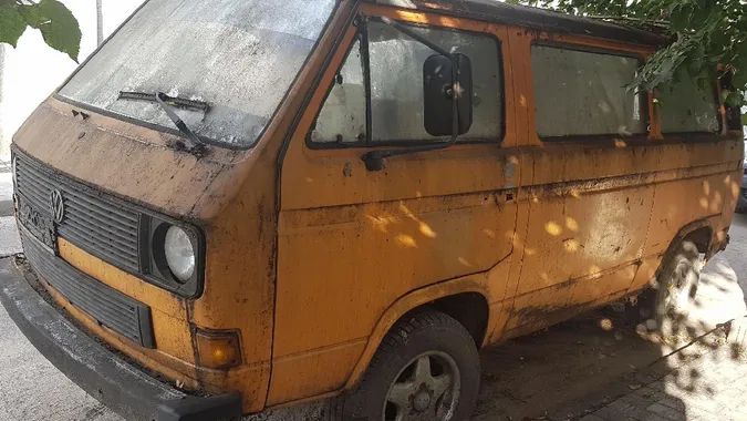 Старий жовтий мікроавтобус на вулиці