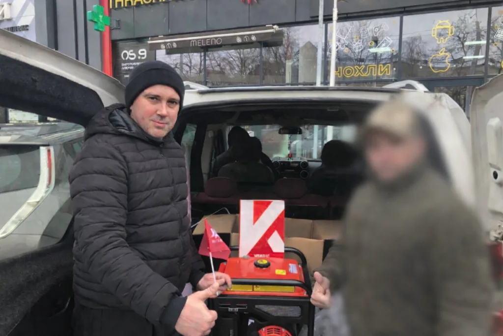 Двоє чоловіків біля автомобіля з генератором