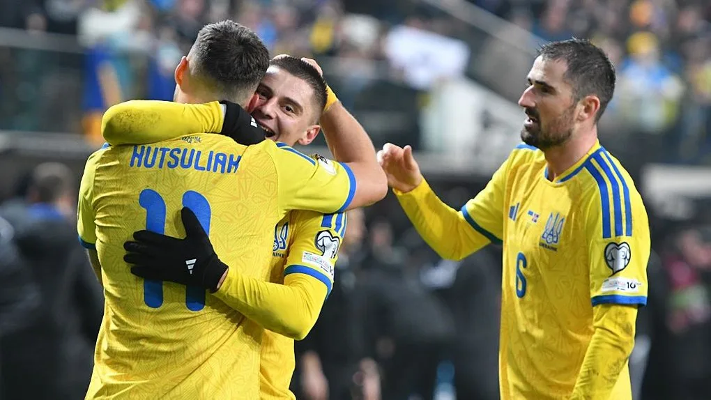 Українські футболісти святкують гол на полі