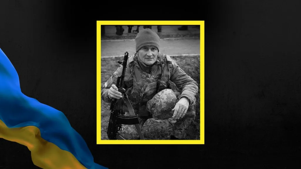 Український військовий у камуфляжі та з автоматом