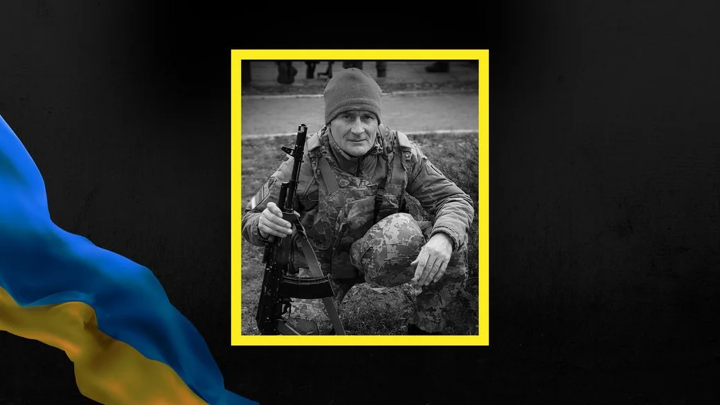 Український військовий у камуфляжі та з автоматом