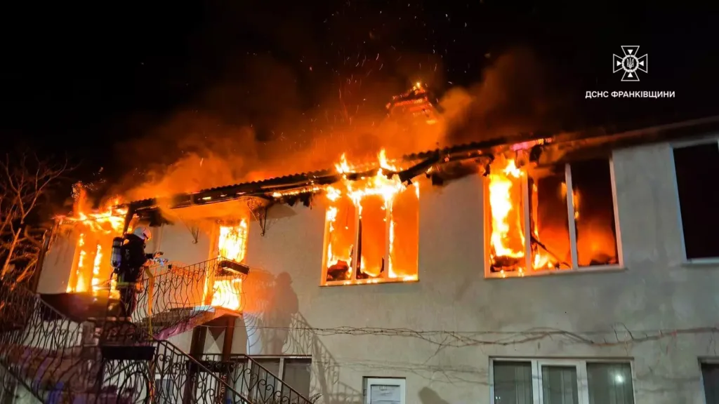 Пожежники гасять вогонь у двоповерховому будинку