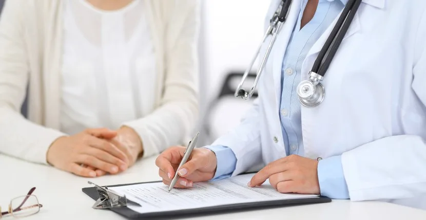 Лікар консультує пацієнта в кабінеті