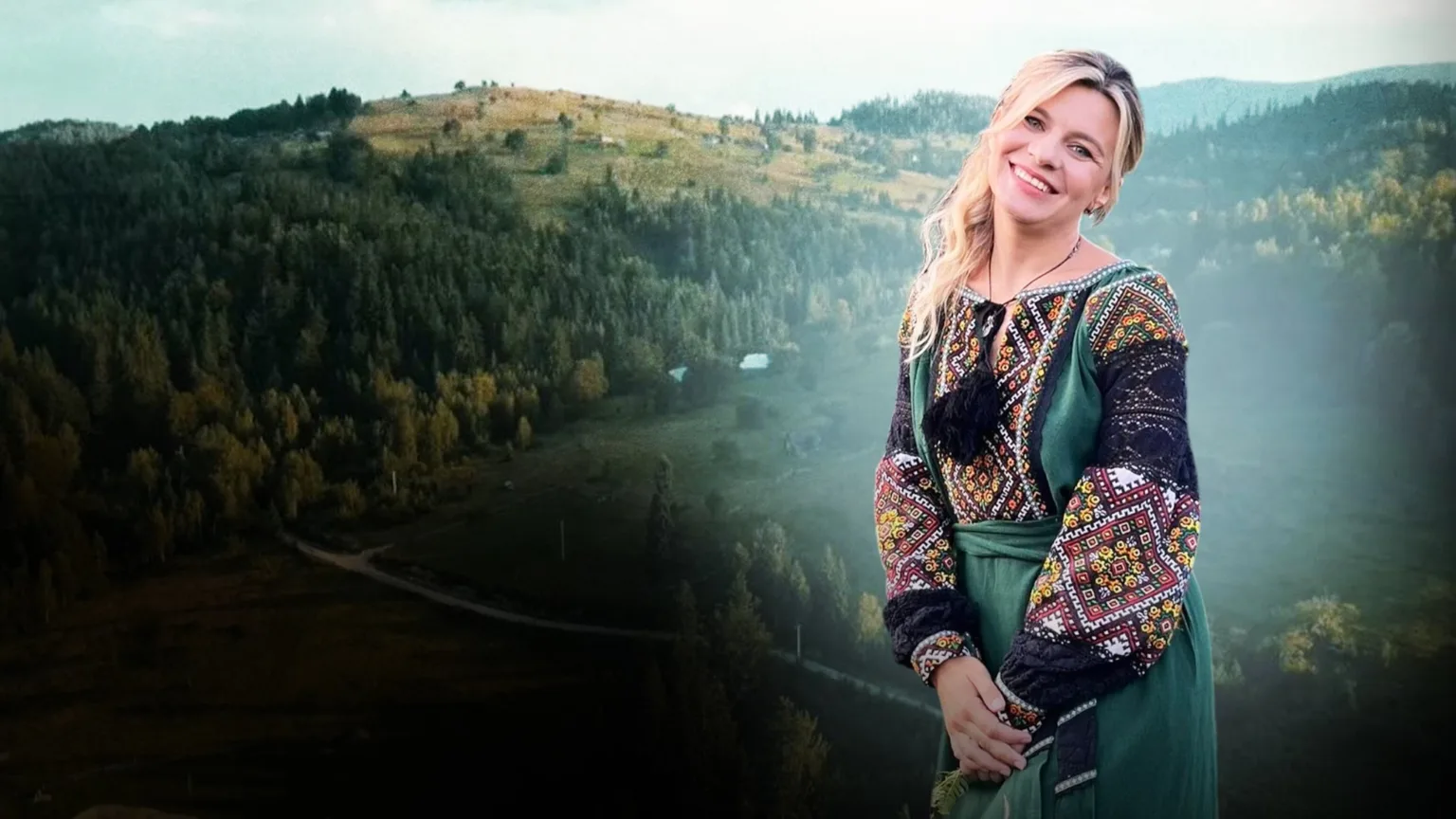 Жінка у вишиванці на тлі карпатських гір