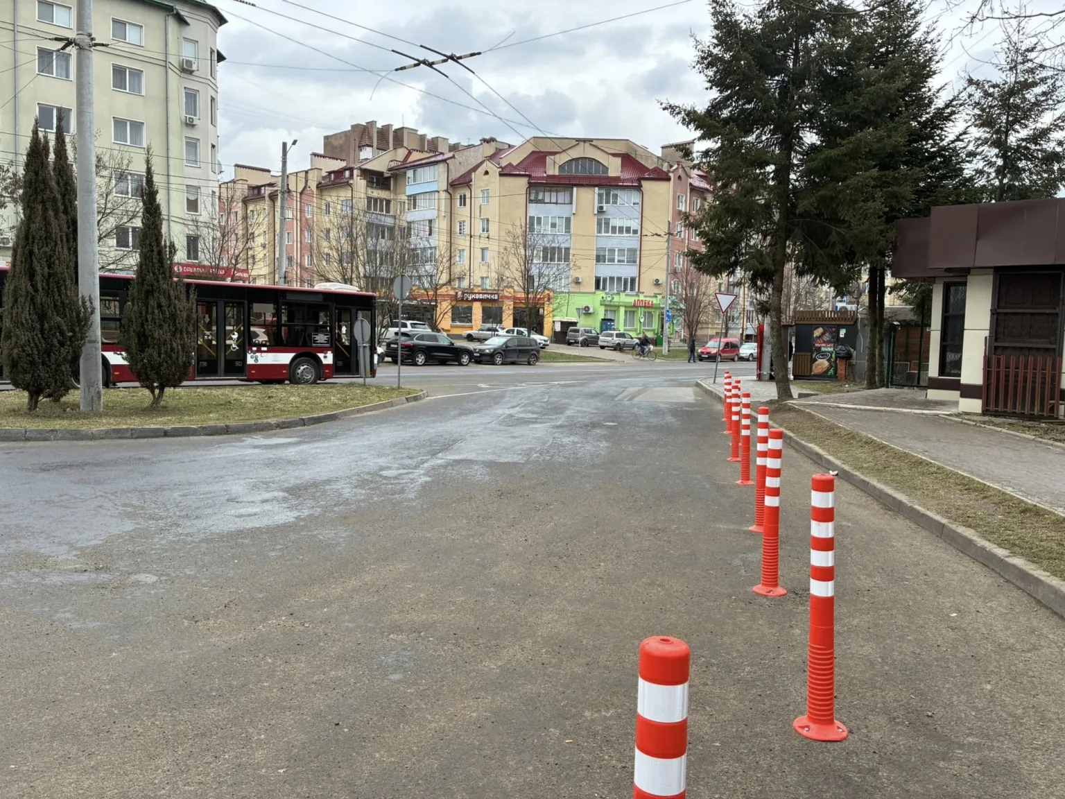 Вулична дорога з автобусом і будинками навколо