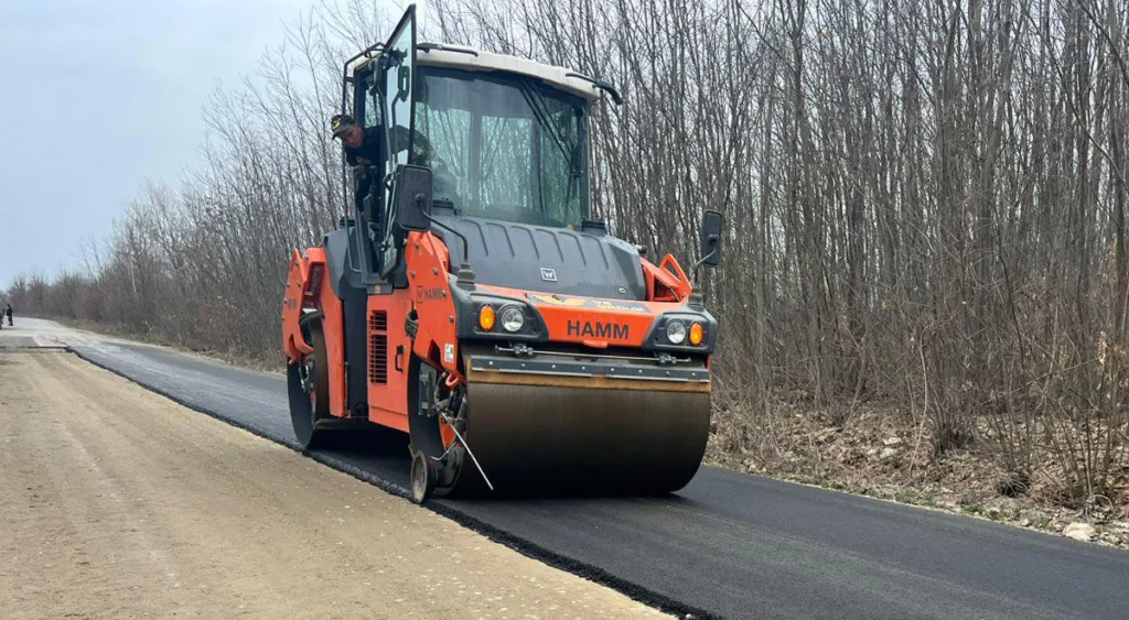 Асфальтування дороги будівельним катком HAMM
