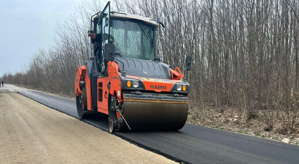 Асфальтування дороги будівельним катком HAMM