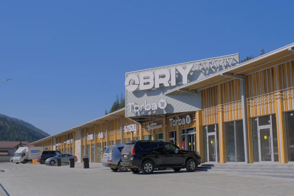 Торговий центр Обрій у гірській місцевості
