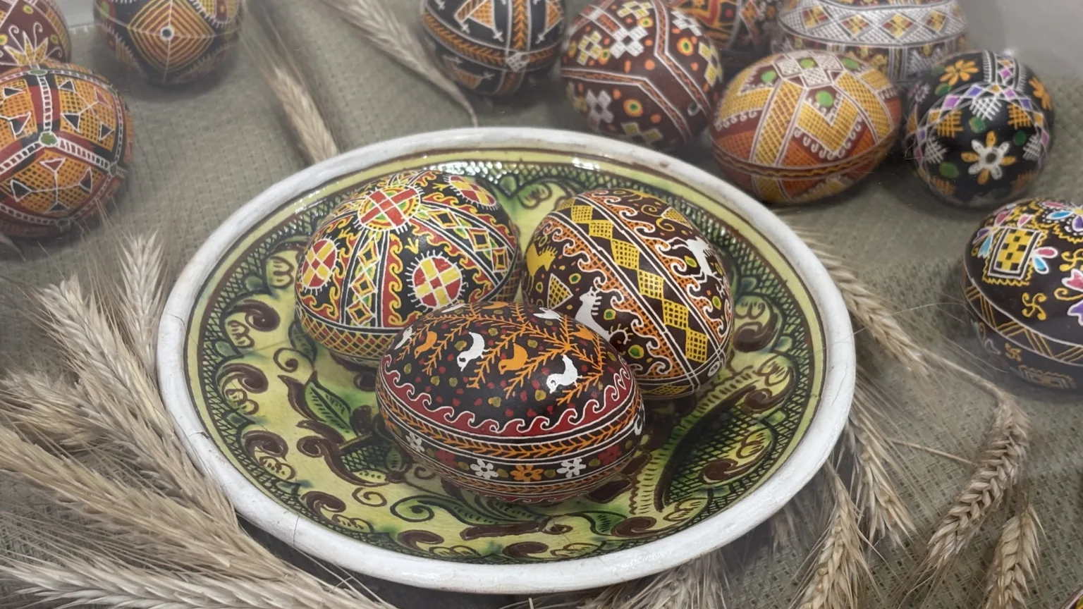 Традиційні українські писанки на декоративній тарілці