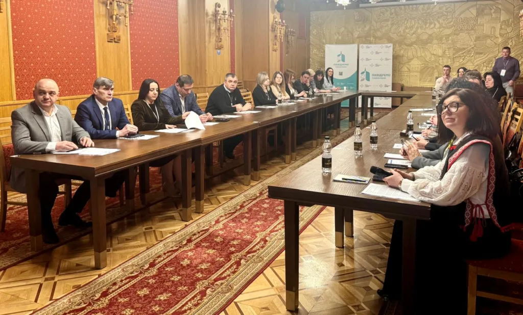 Люди на офіційній зустрічі в конференц-залі