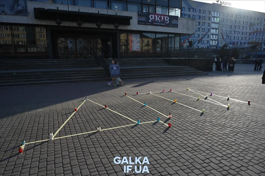 Свічки перед театром на площі Івано-Франківська