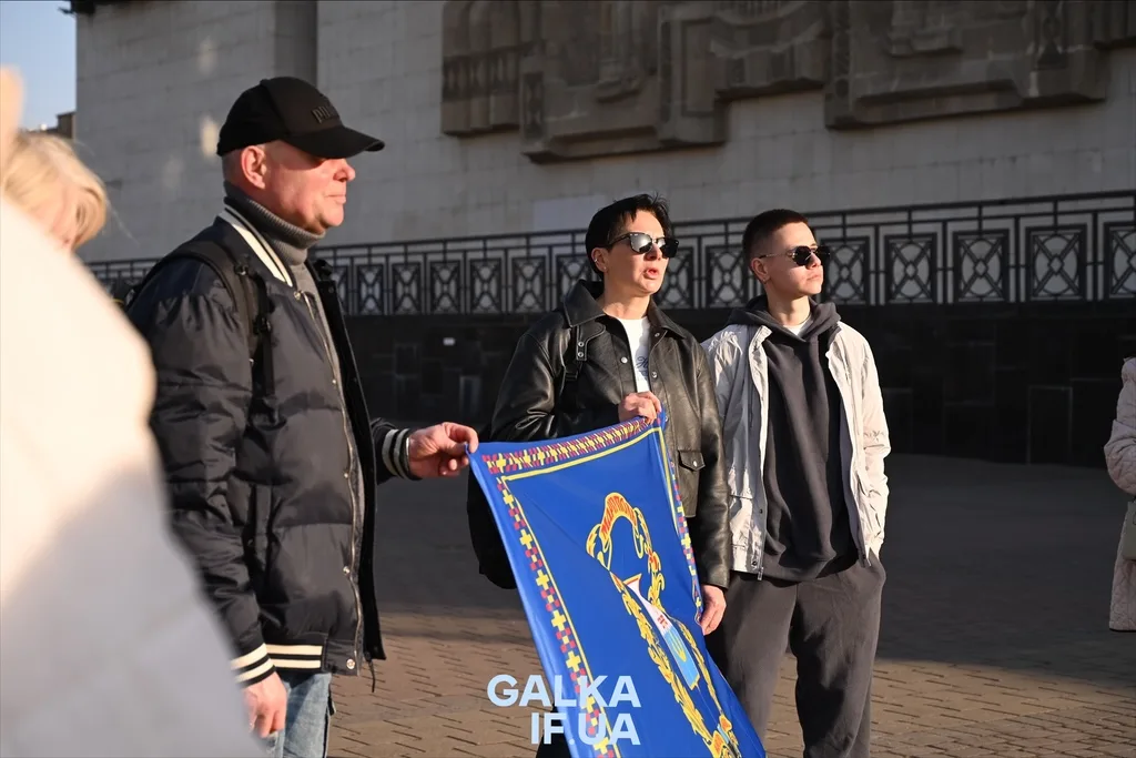 Люди тримають синій прапор на вулиці