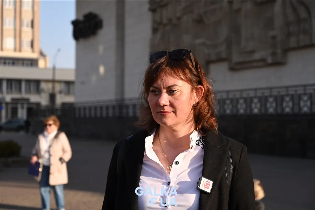 Жінка стоїть на вулиці вдень