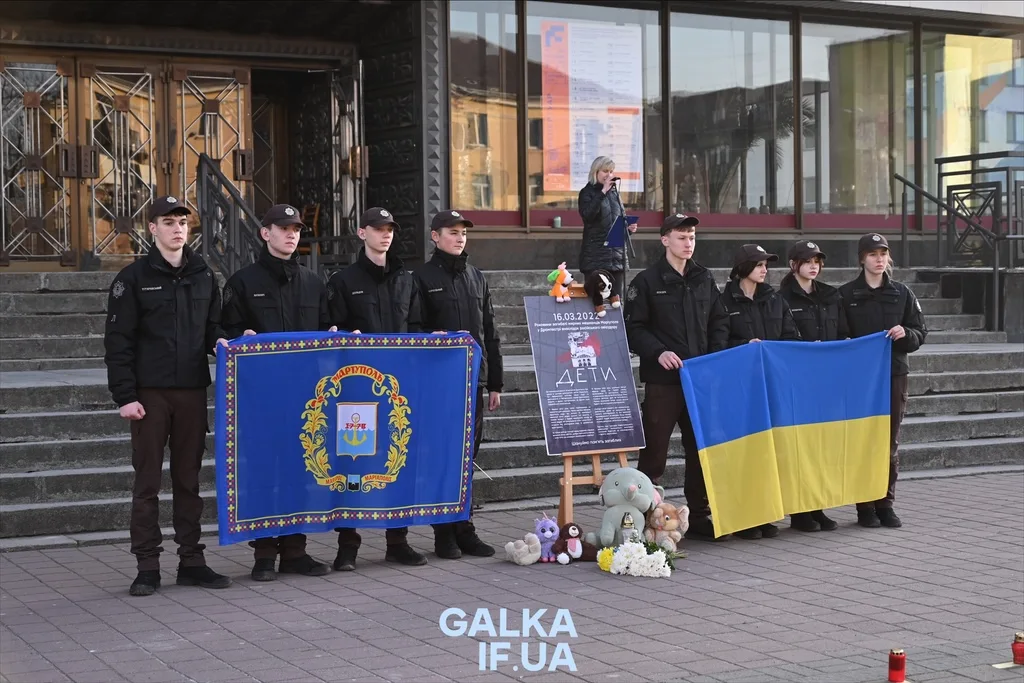Вшанування жертв Маріуполя з прапорами України