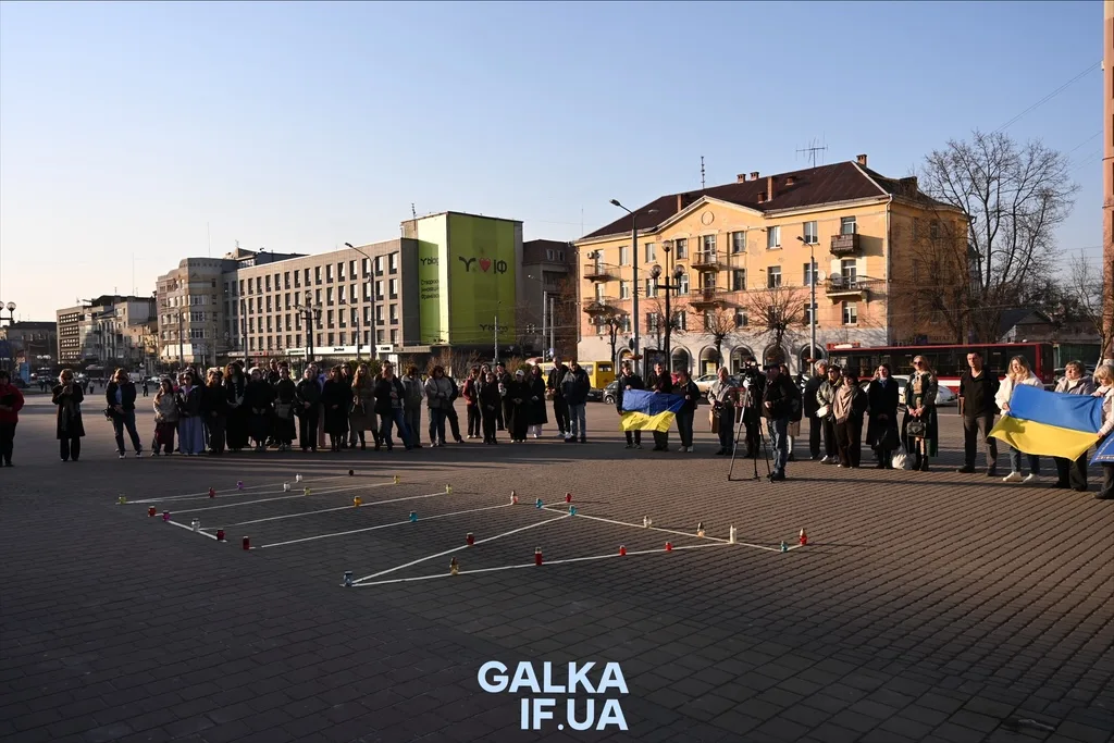 Мітинг з українськими прапорами на міській площі