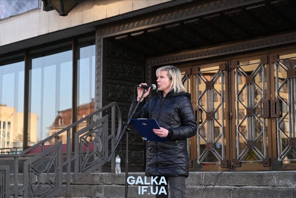 Жінка виступає з промовою на вулиці