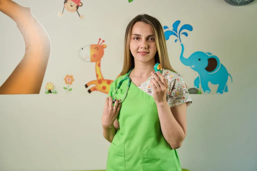 Педіатр у дитячому кабінеті з іграшкою