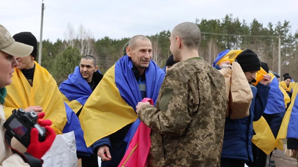 Українські військові з прапорами після звільнення