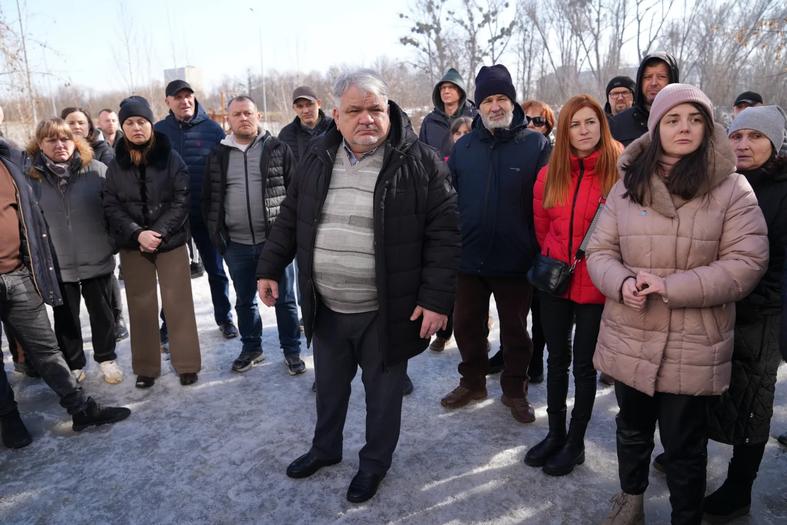 Група людей стоїть на вулиці взимку