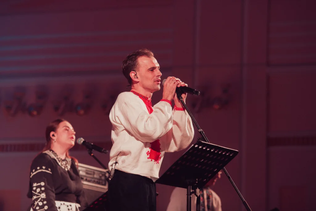 Співак у вишиванці виступає на сцені