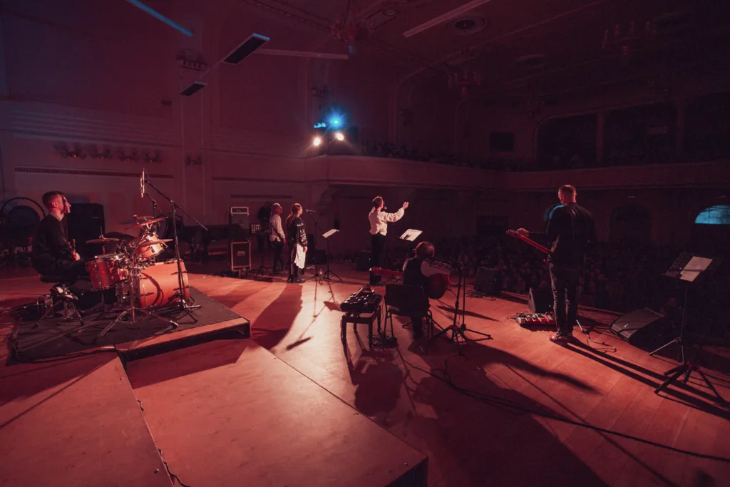 Музиканти виступають на сцені перед публікою