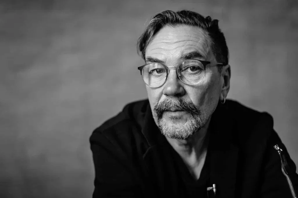 Чорно-білий портрет літнього чоловіка в окулярах