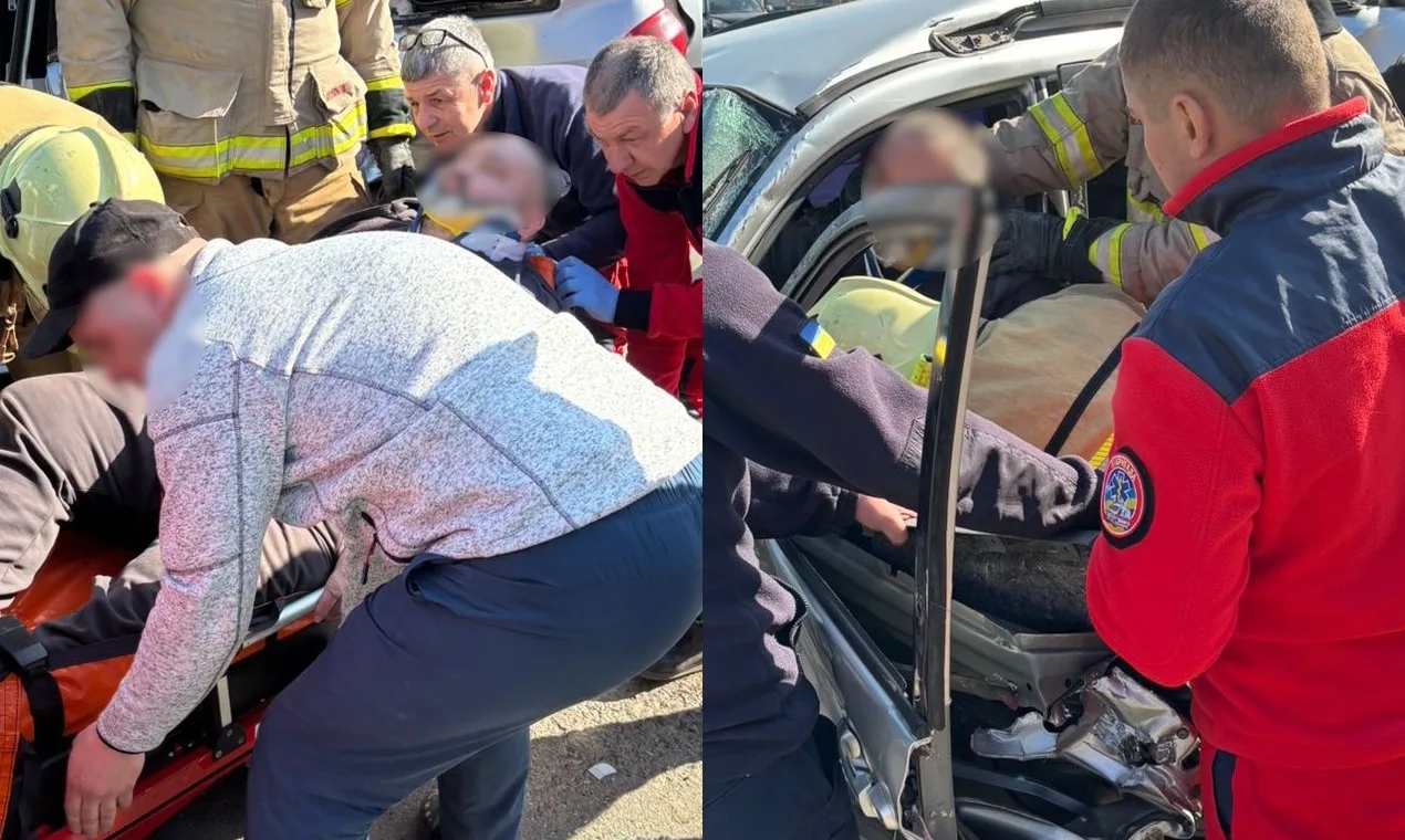 Рятувальники допомагають постраждалому після ДТП