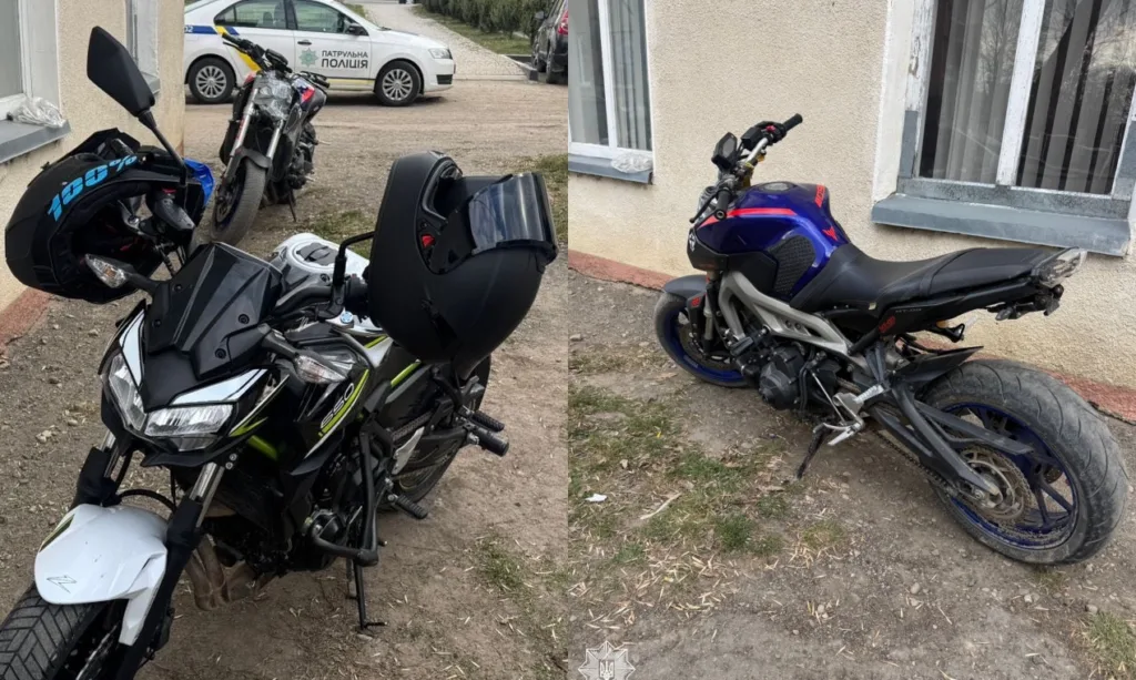 Два мотоцикли біля будівлі та патрульної машини
