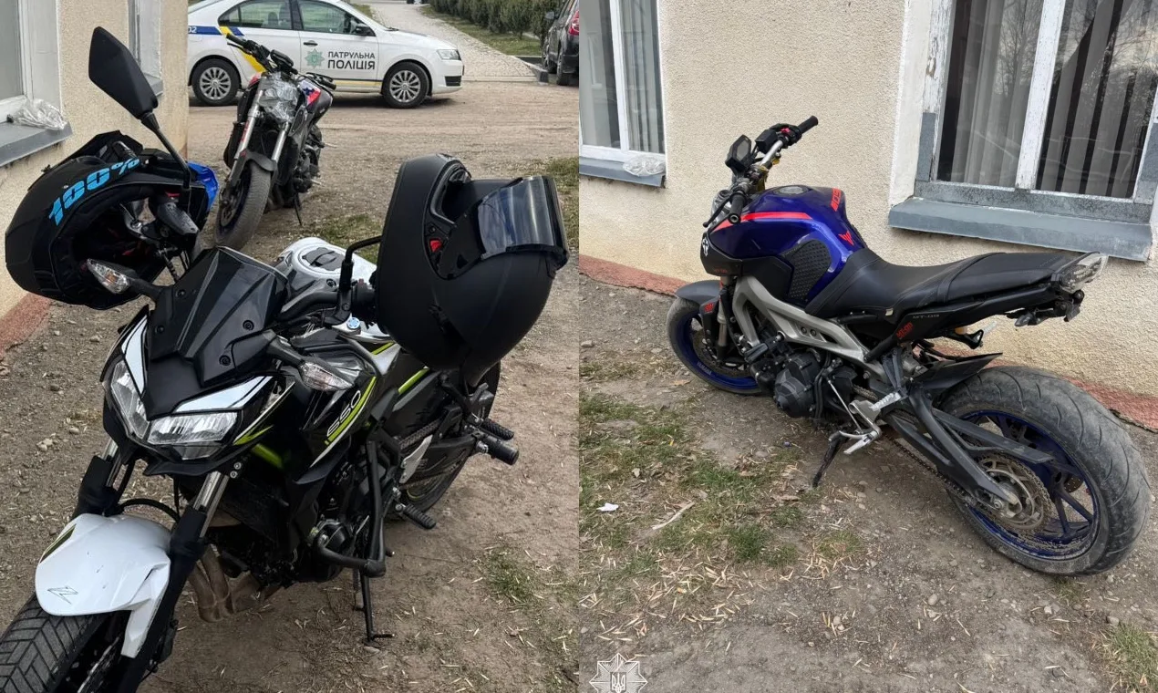 Два мотоцикли біля будівлі та патрульної машини