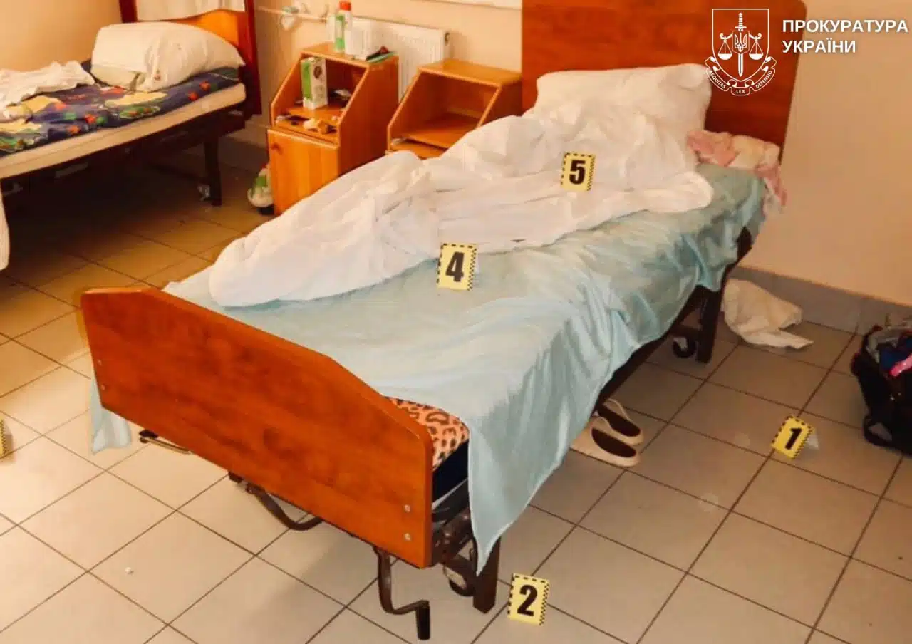 Місце злочину у кімнаті з доказами на ліжку