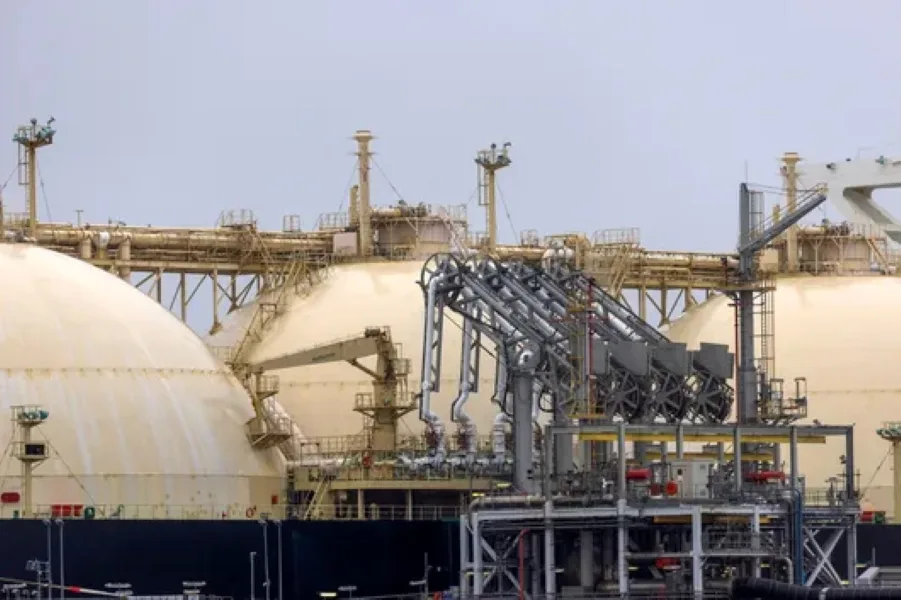 Термінал скрапленого природного газу на узбережжі