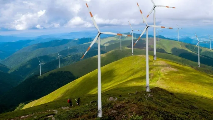 Вітряки на зелених гірських схилах