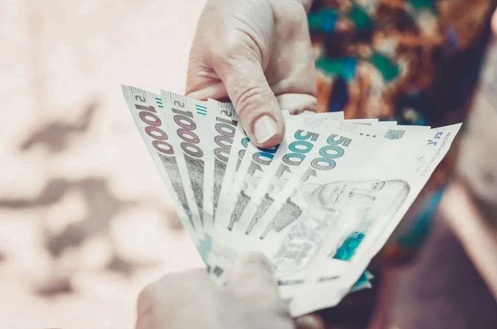 Хто з українців отримає 1500 гривень у квітні: повний перелік категорій