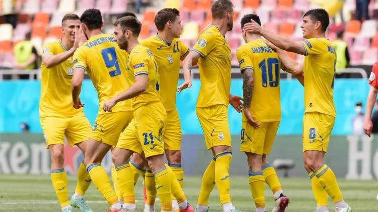 Футболісти збірної України святкують гол на полі