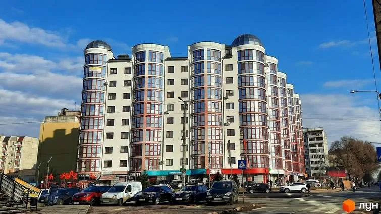 Сучасний багатоповерховий житловий будинок у місті