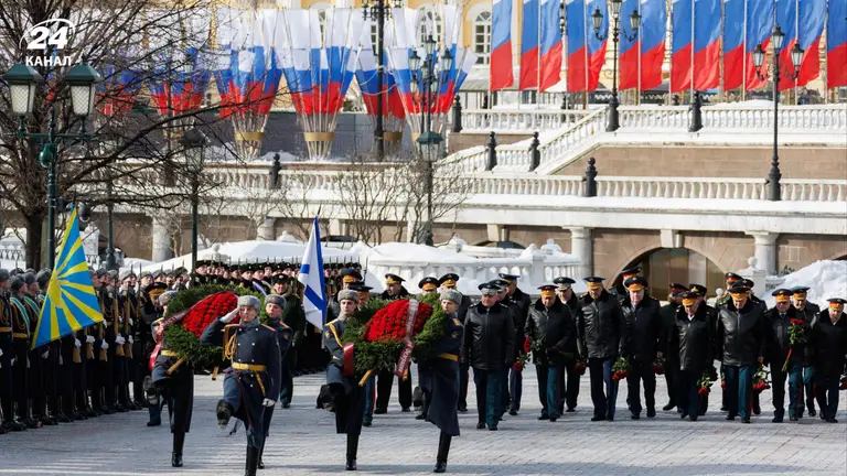 Військовий парад з прапорами Росії у місті