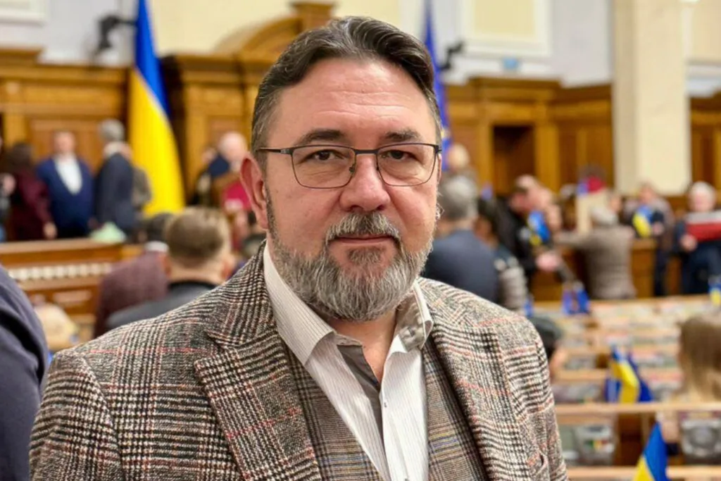 Чоловік у сесійній залі Верховної Ради України