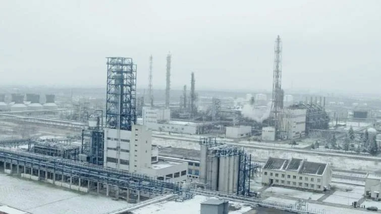 Промисловий завод узимку з димовими трубами