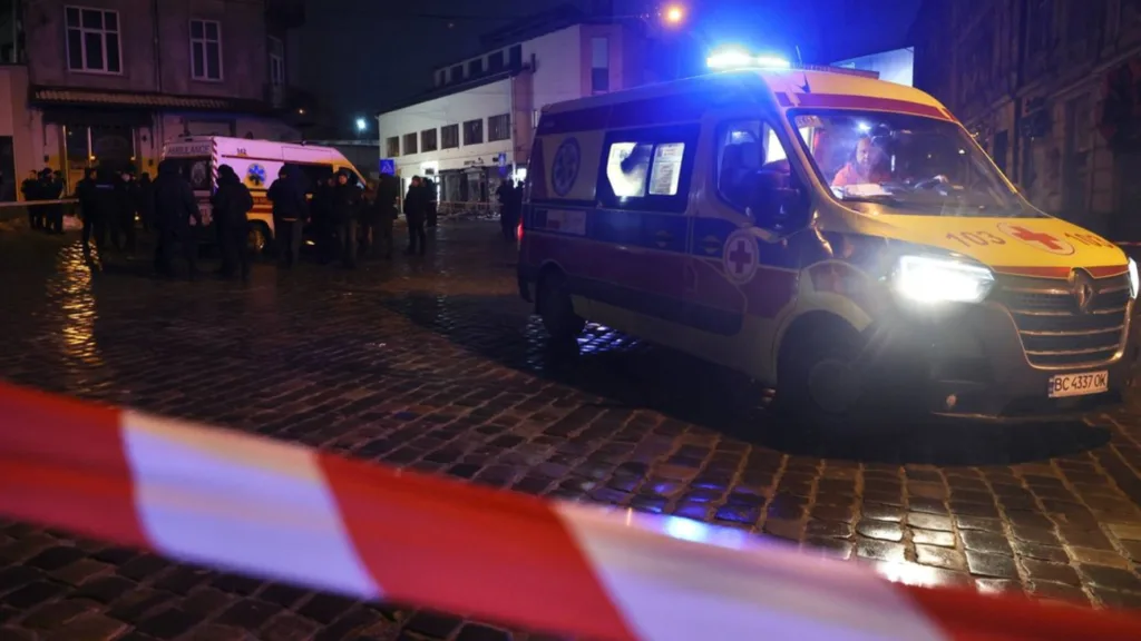 Швидка допомога та поліція на місці події